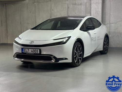 toyota-prius-executive-solar-roof-plug-in