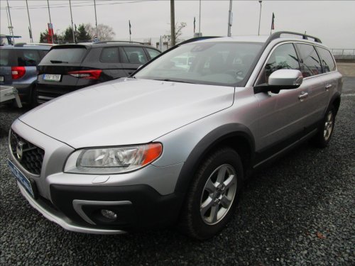volvo-xc70-2-4-d5-awd-xenony-kuze