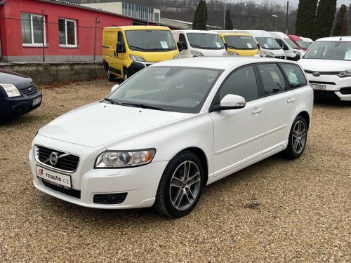 volvo-v50-1-6d-80kw-kuze-vyhrev-handsfre