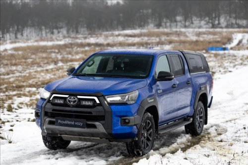 toyota-hilux-2-8-at-invincible